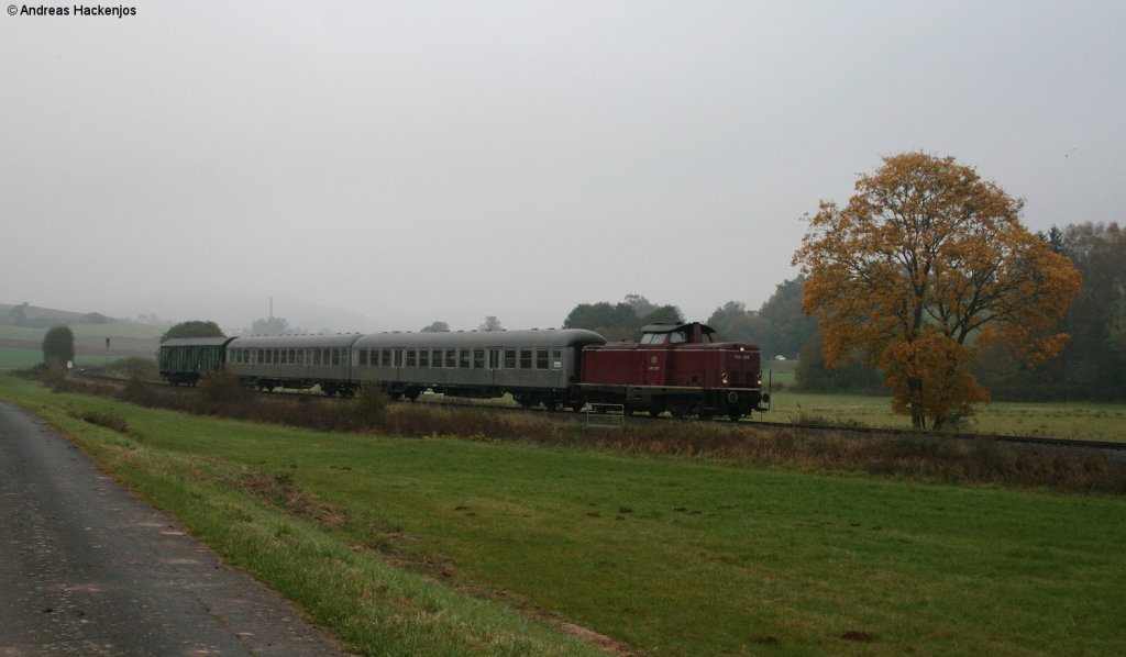 V100 2299 mit dem RE(?)36583 (Frankenberg (Eder)-Marburg (Lahn)) bei Mnchhausen 23.10.10