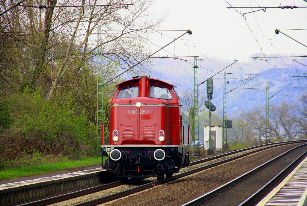 V100 2299 der VEB kommt als Lokzug durch Leubsdorf am Rhein und fhrt Richtung Koblenz am 3.4.2012.
