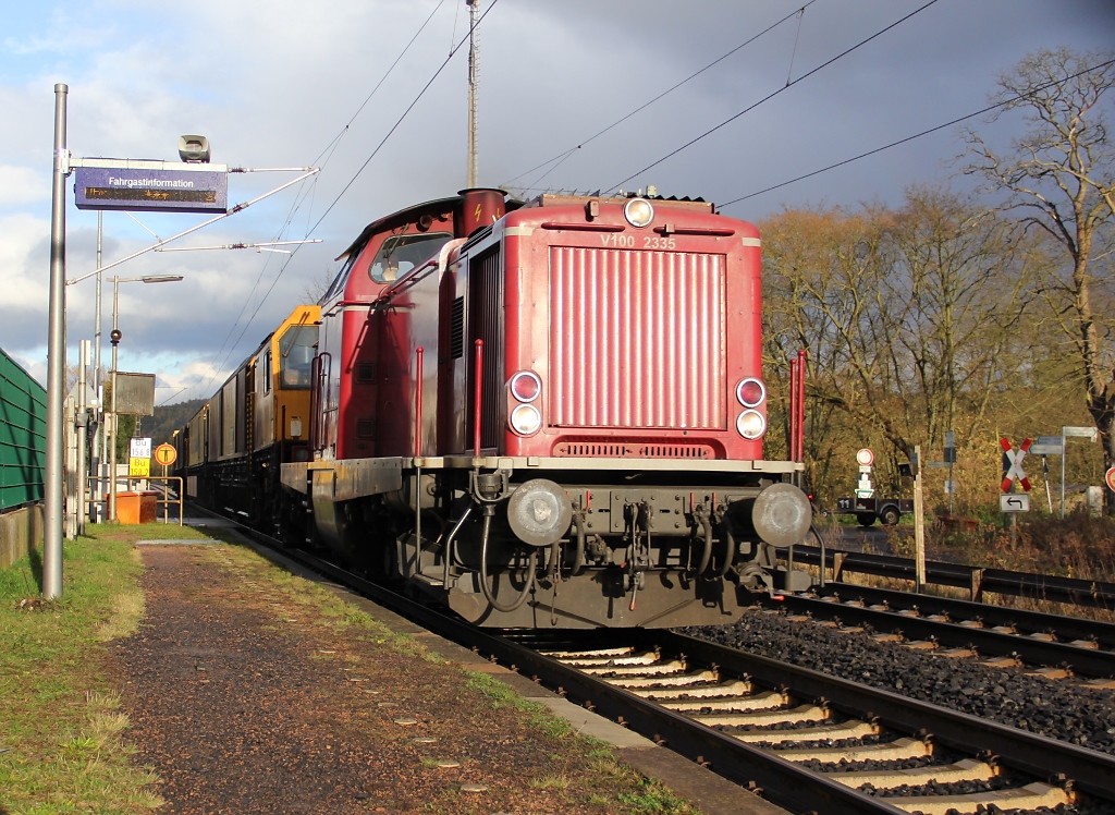 V100 2335 mit Speno-Schleifzug in Fahrtrichtung Sden. Aufgenommen am 05.11.2012 in Ludwigsau-Friedlos.