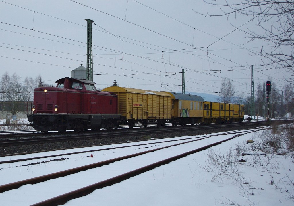 V100 2335 der NeSA mit einem kleinen Schwerbau-Zug am Abend des 14.02.2010 durch Eschwege West in Fahrtrichtung Norden.