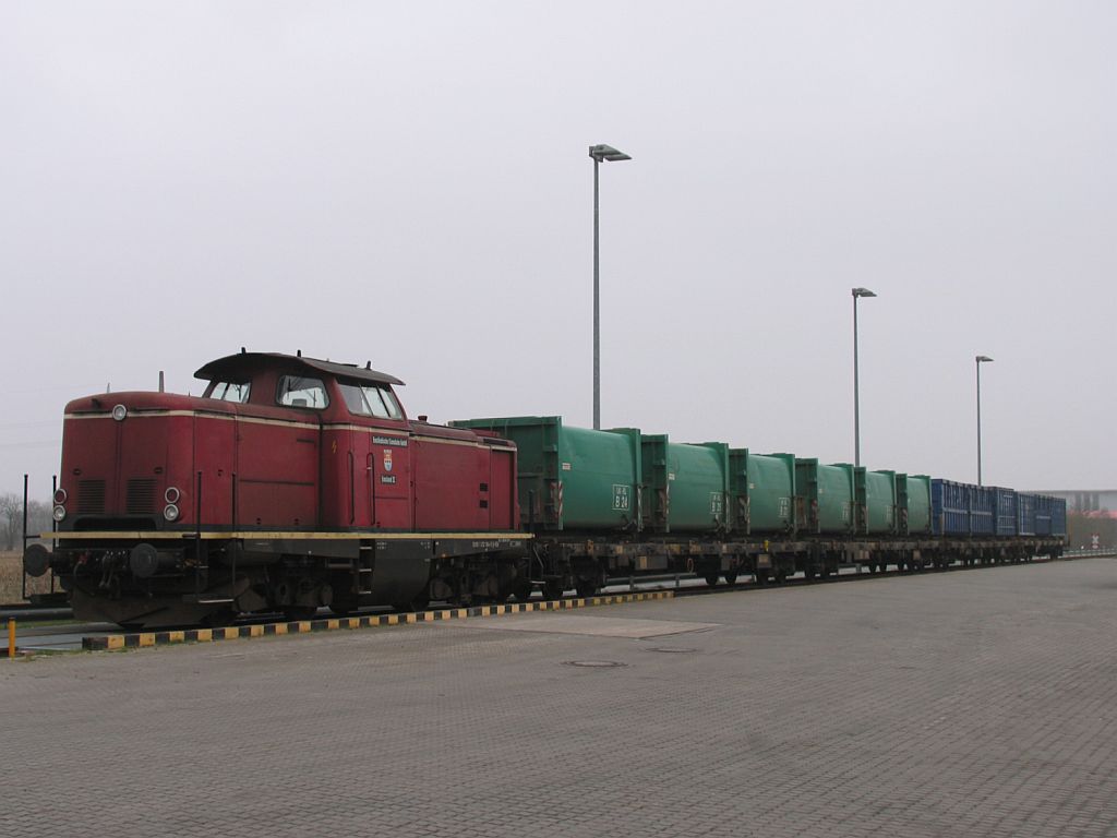 V100 “Emsland II” der Emslndische Eisenbahn GmbH (ehemalige 212 194-5) mit Mllzug Drpen-Salzbergen in Drpen am 16-3-2012.
