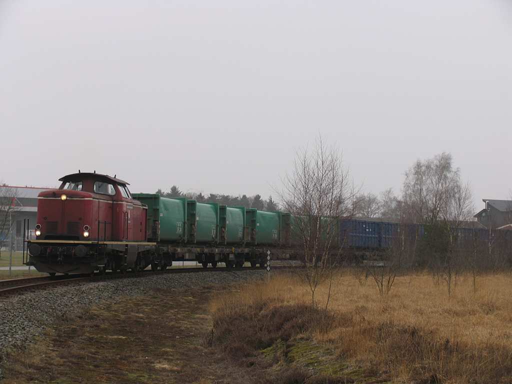 V100 “Emsland II” der Emslndische Eisenbahn GmbH (ehemalige 212 194-5) mit Mllzug Drpen-Salzbergen auf die Stichstrecke in Drpen am 16-3-2012.
