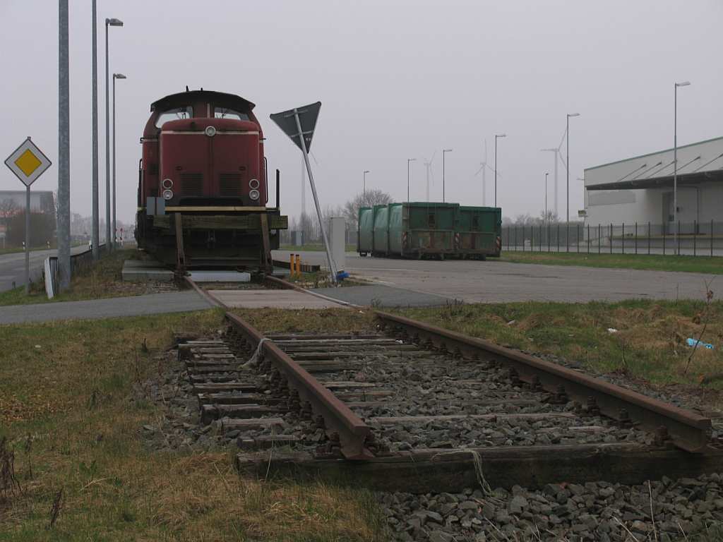 V100 “Emsland II” der Emslndische Eisenbahn GmbH (ehemalige 212 194-5) mit Mllzug Drpen-Salzbergen in Drpen am 16-3-2012.