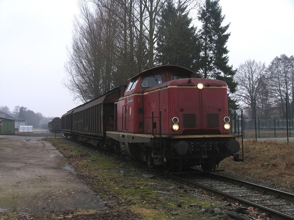 V100 “Emsland” der Emslndische Eisenbahn GmbH (ehemalige 211 308-2) whrend rangierarbieten in Ramsloh am 19-3-2010.