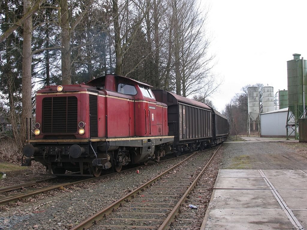V100 “Emsland” der Emslndische Eisenbahn GmbH (ehemalige 211 308-2) steht abfahrtsbereit in richtung Ocholt mit bergabegterzug 56456 Ocholt-Sedelsberg-Ocholt in Ramsloh am 19-3-2010.