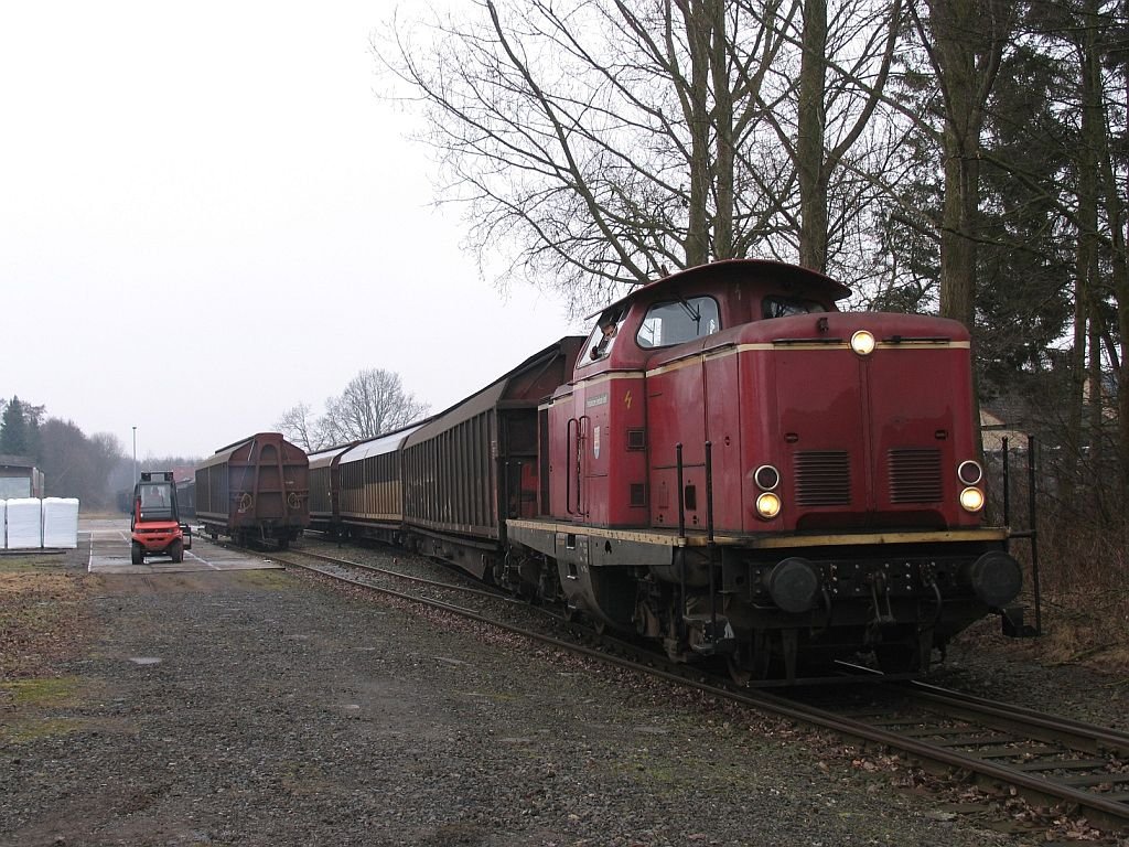 V100 “Emsland” der Emslndische Eisenbahn GmbH (ehemalige 211 308-2) fahrt ab mit bergabegterzug 56456 Ocholt-Sedelsberg-Ocholt in Ramsloh am 19-3-2010.
