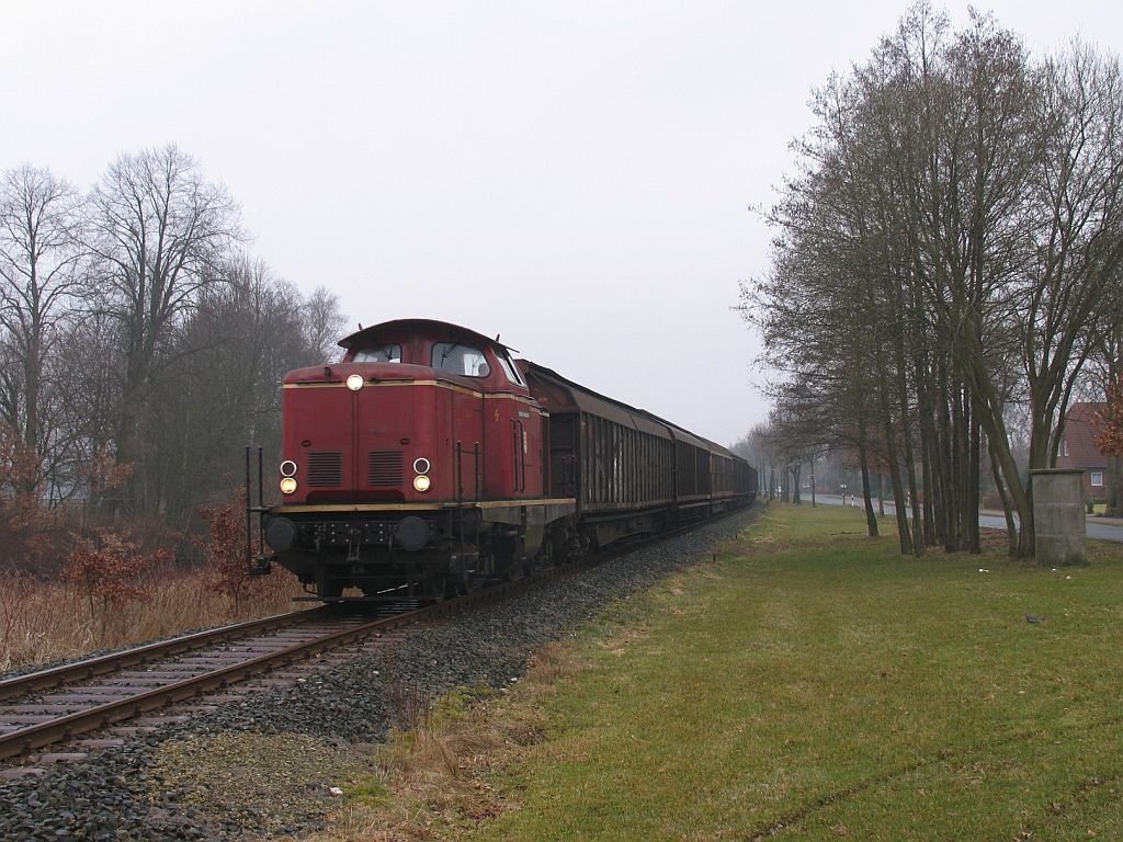 V100 “Emsland” der Emslndische Eisenbahn GmbH (ehemalige 211 308-2) mit bergabegterzug 56456 Ocholt-Sedelsberg-Ocholt in Ramsloh am 19-3-2010.