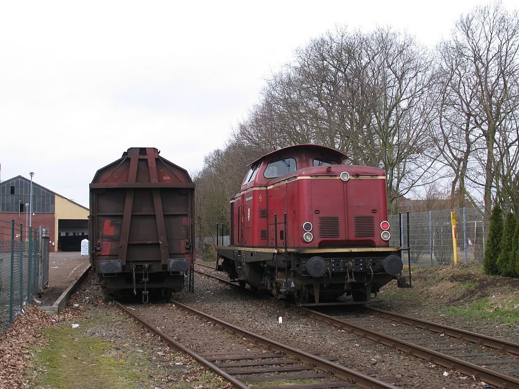 V100 “Emsland” der Emsl�ndische Eisenbahn GmbH (ehemalige 211 308-2) in Sedelsberg am 19-3-2010.