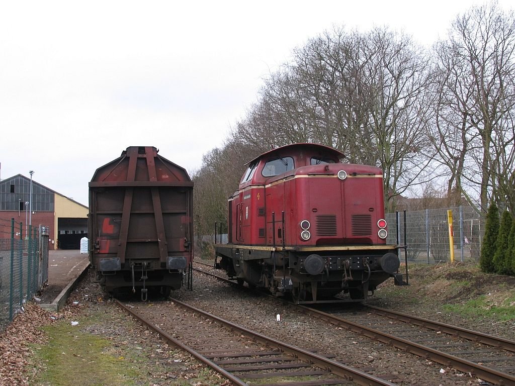 V100 “Emsland” der Emslndische Eisenbahn GmbH (ehemalige 211 308-2) in Sedelsberg am 19-3-2010.