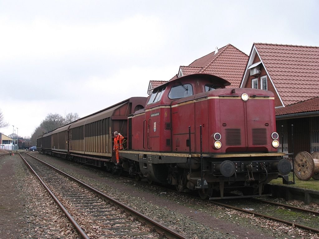 V100 “Emsland” der Emslndische Eisenbahn GmbH (ehemalige 211 308-2) whrend rangierarbieten in Sedelsberg am 19-3-2010.