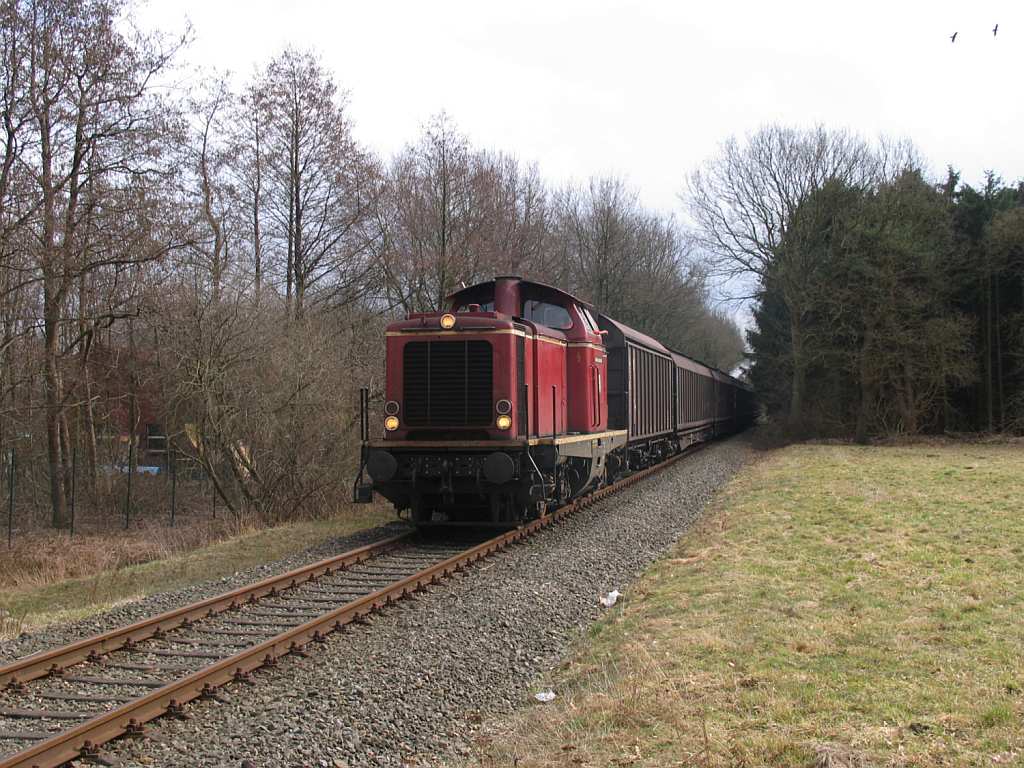V100 “Emsland” der Emslndische Eisenbahn GmbH (ehemalige 211 308-2) mit bergabegterzug 56456 Ocholt-Sedelsberg-Ocholt bei Scharrel am 19-3-2010. 