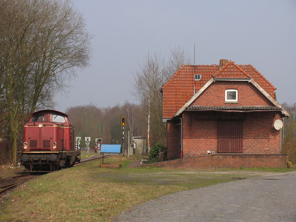 V100 “Emsland” der Emslndische Eisenbahn GmbH (ehemalige 211 308-2) whrend rangierarbieten in Ramsloh am 16-3-2012.