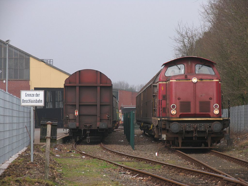 V100 “Emsland” der Emsl�ndische Eisenbahn GmbH (ehemalige 211 308-2) mit G�terzug Ocholt-Sedelsberg kurz vor den Endpunkt in Sedelsberg am 16-3-2012.