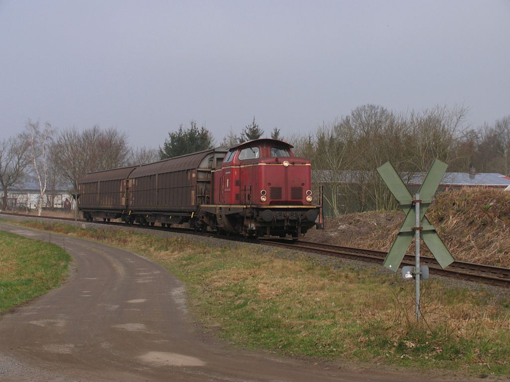 V100 “Emsland” der Emslndische Eisenbahn GmbH (ehemalige 211 308-2) mit Gterzug Ocholt-Sedelsberg bei Sedelsberg am 16-3-2012.
