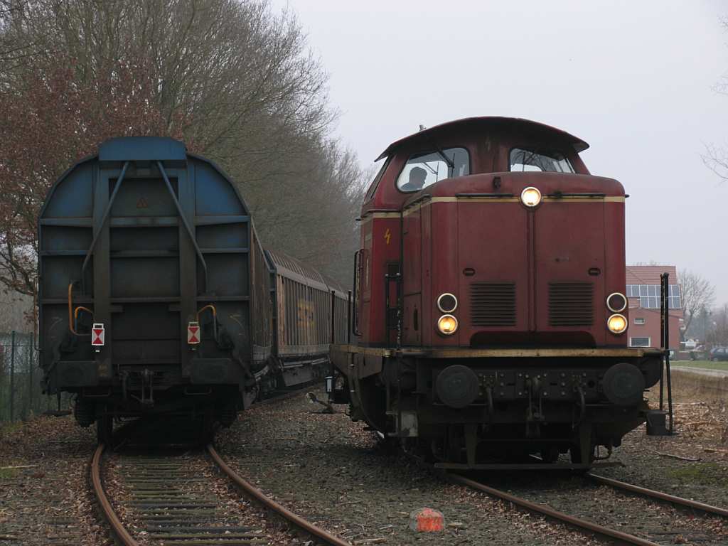 V100 “Emsland” der Emsl�ndische Eisenbahn GmbH (ehemalige 211 308-2) w�hrend rangierarbieten auf Bahnhof Sedelsberg am 16-3-2012.