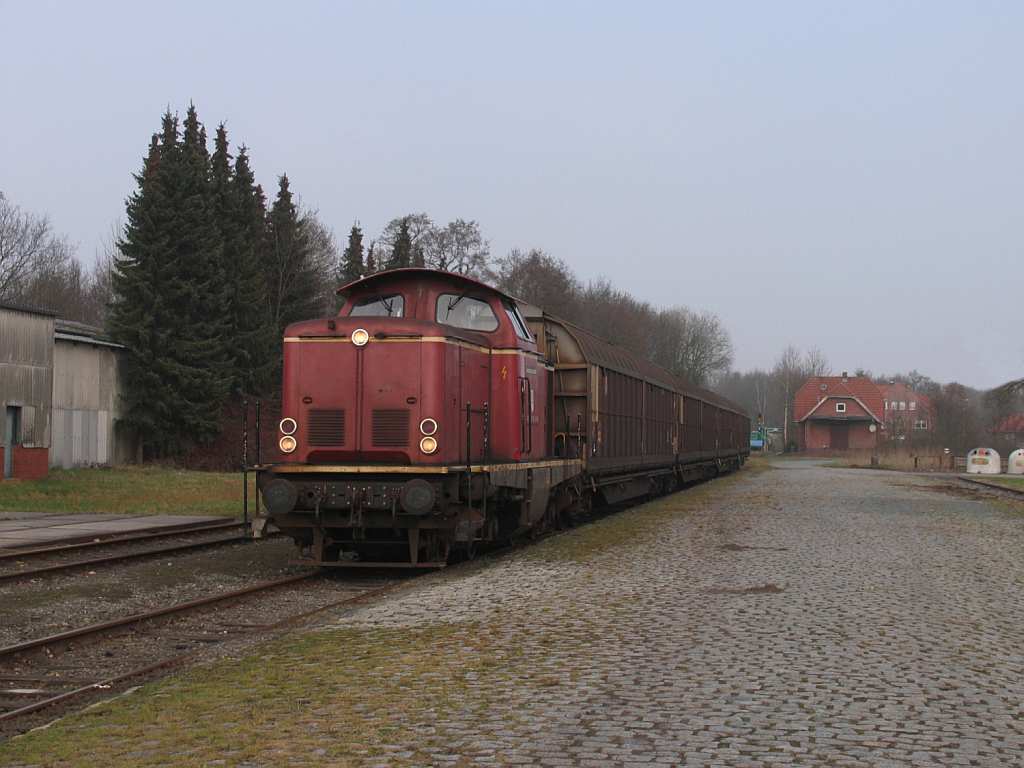 V100 “Emsland” der Emslndische Eisenbahn GmbH (ehemalige 211 308-2) mit Gterzug Ocholt-Sedelsberg auf Bahnhof Ramsloh am 16-3-2012.