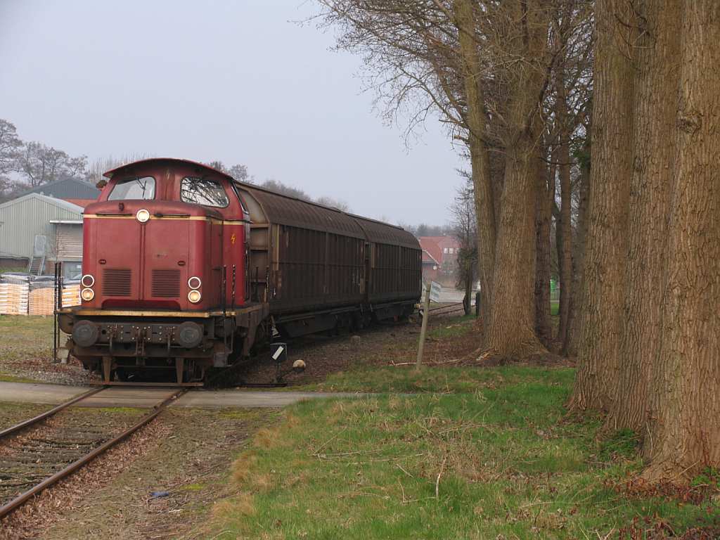 V100 “Emsland” der Emslndische Eisenbahn GmbH (ehemalige 211 308-2) whrend rangierarbieten in Ramsloh am 16-3-2012.