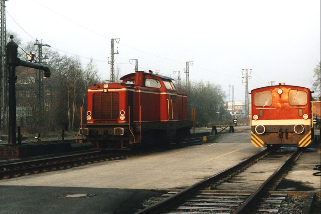 V100 D20 (ex-DB 211 074-0) und Kf D1 (ex-DB 332 306-0) der Bentheimer Eisenbahn AG auf Bahnhof Bentheim Nord am 21-4-2001. Bild und scan: Date Jan de Vries.