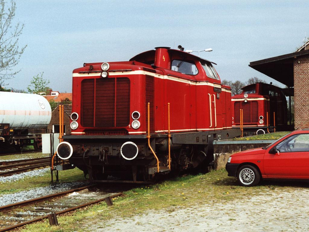 V100 D20 (ex-DB 211 074-0) und D21 (ex-DB 211 125-0) der Bentheimer Eisenbahn AG auf Bahnhof Bentheim Nord am 9-3-2002. Bild und scan: Date Jan de Vries.