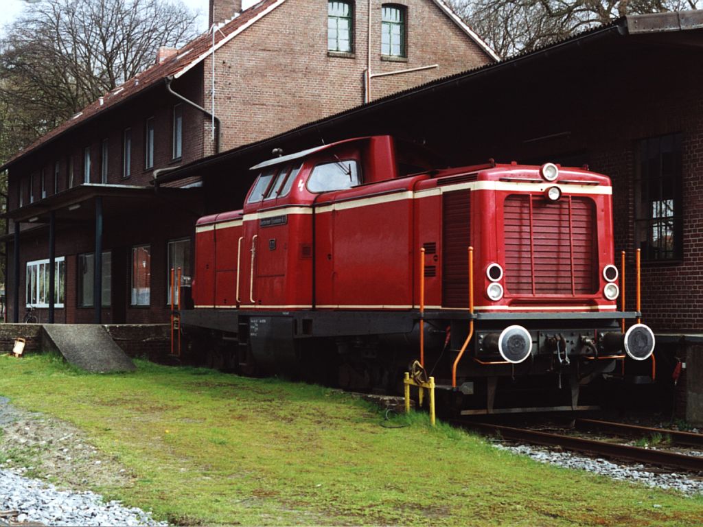 V100 D20 (ex-DB 211 074-0) der Bentheimer Eisenbahn AG auf Bahnhof Bentheim-Nord am 21-4-2001. Bild und scan: Date Jan de Vries.