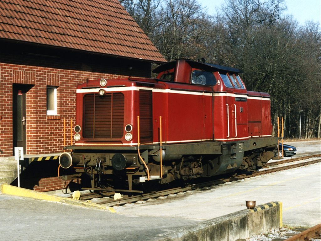 V100 D21 (ex-DB 211 125-0) der Bentheimer Eisenbahn AG auf Bahnhof Bentheim-Nord am 24-2-2003. Bild und scan: Date Jan de Vries. 