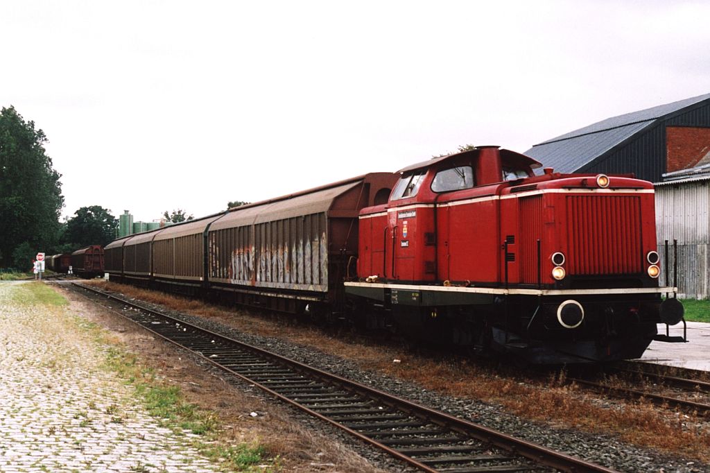 V100 Emsland II der Emslndische Eisenbahn GmbH mit bergabegterzug 56456 zwischen Sedelsberg und Ocholt in Ramsloh am 19-8-2004. Bild und scan: Date Jan de Vries. 
