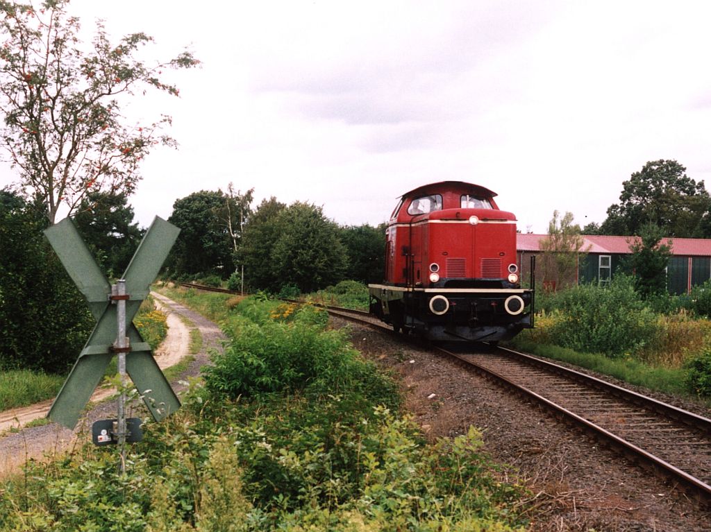 V100 Emsland II der Emslndische Eisenbahn GmbH mit eine Lokfahrt zwischen Ramsloh und Sedelsberg bei Sedelsberg am 19-8-2004. Bild und scan: Date Jan de Vries.