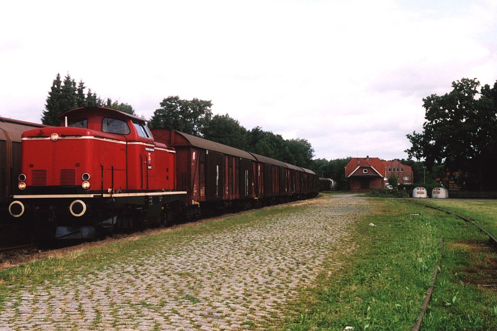 V100 Emsland II der Emslndische Eisenbahn GmbH mit bergabegterzug 56456 Ocholt-Sedelsberg in Ramsloh am 19-8-2004. Bild und scan: Date Jan de Vries.