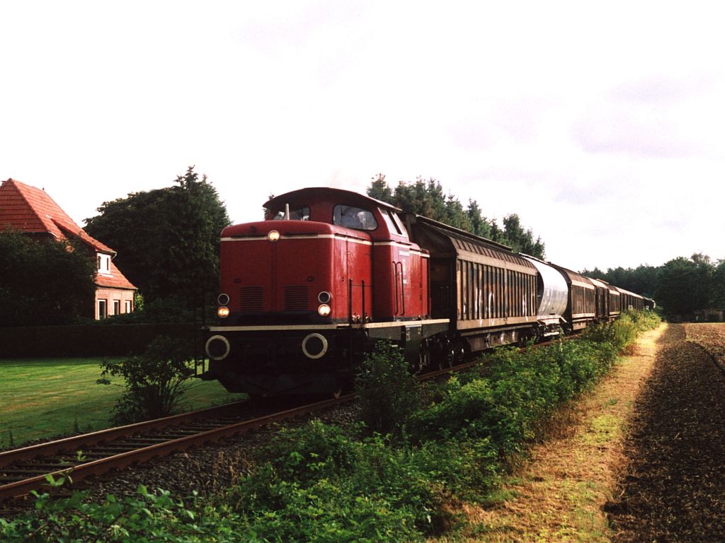 V100 Emsland II (ex-DB 212 194-5) der Emslndische Eisenbahn GmbH mit bergabegterzug 56456 auf die Gterstrecke zwischen Ocholt und Sedelsberg bei Ocholt am 19-8-2004. Bild und scan: Date Jan de Vries.