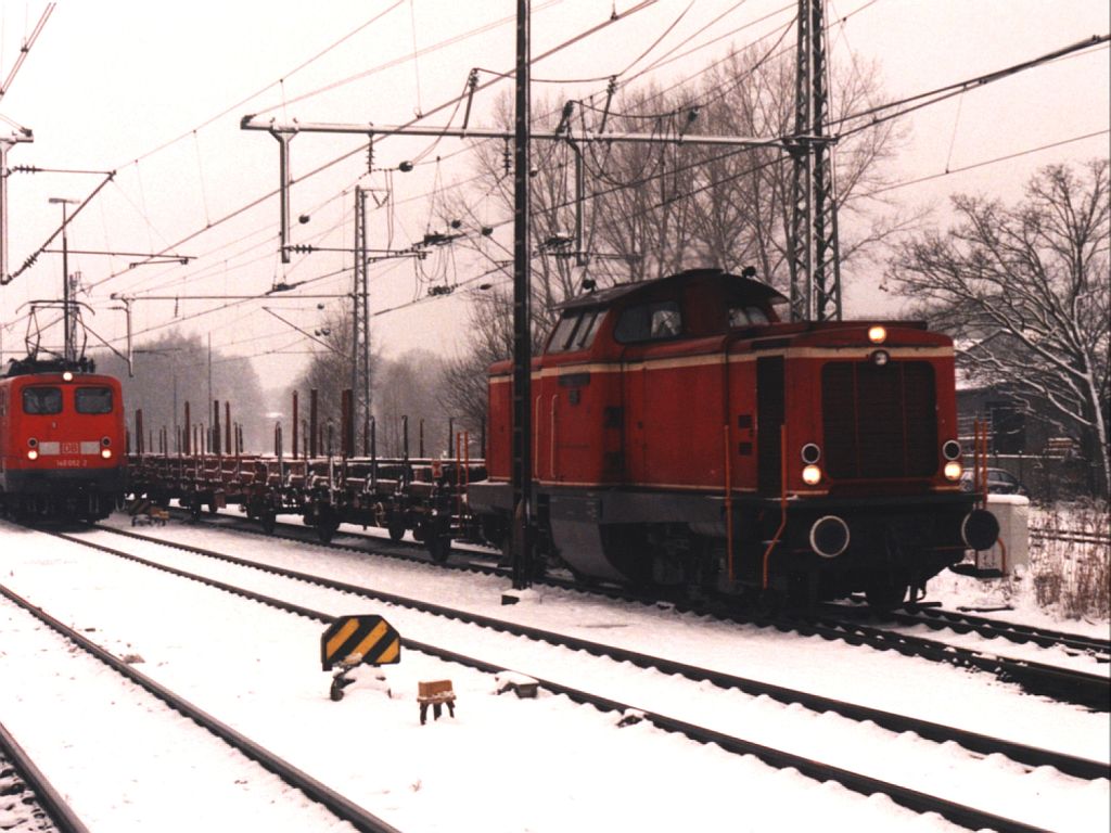 V100-Lok D25 (ex-DB 211 345-4) der Bentheimer Eisenbahn AG mit bergabegterzug auf Bahnhof Bad Bentheim am 28-12-2000. Bild und scan: Date Jan de Vries. 