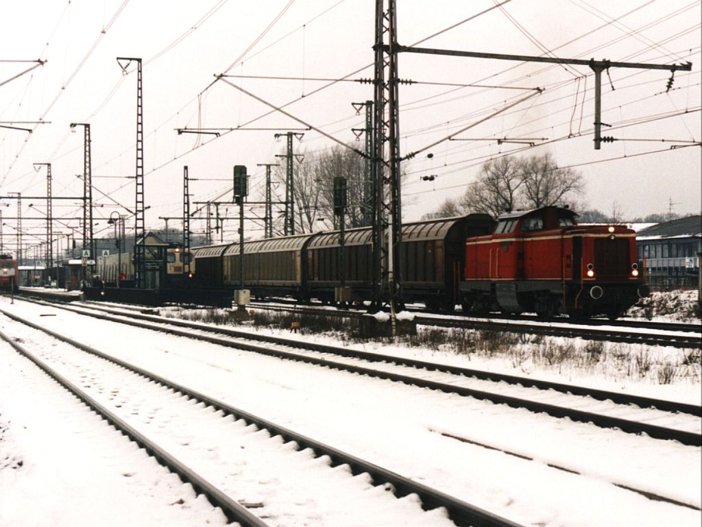 V100-Lok D25 (ex-DB 211 345-4) der Bentheimer Eisenbahn AG mit bergabegterzug auf Bahnhof Bad Bentheim am 28-12-2000. Bild und scan: Date Jan de Vries. 

