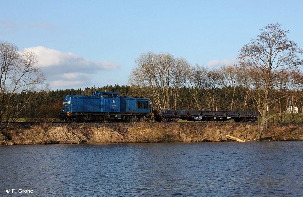 V100 PRESS 204 012-4 unterwegs mit einem Flachwagen Richtung Weiden, ex PRESS  / bzw. davor DB 204 006-2,  KBS 855 Hof – Regensburg, fotografiert am Rechenweiher bei Escheldorf am 22.03.2012 --> Inbetriebnahme der Lok 1973 als DR 110 525-3, spter Umbau zu DR 112 525-1