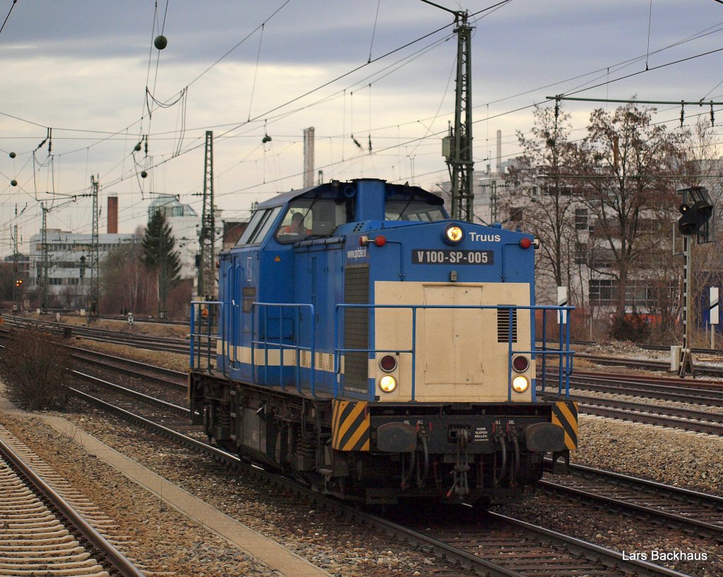 V100-SP-005  Truus  von Spitzke durcheilt am 20.03.10 den Bahnhof Mnchen-Heimeranplatz Richtung MOR.