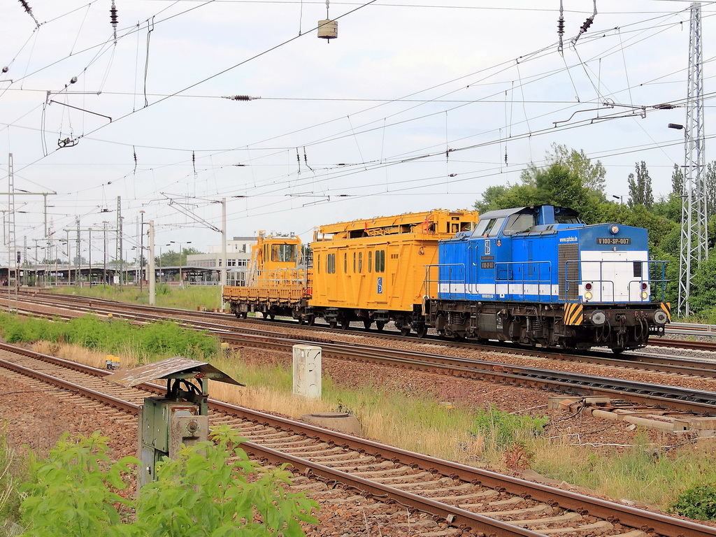 V100-SP-007 mit der NVR-Nummer  92 80 1203 115-1 D-SLG   in  Richtung Genshagener Heide nach dem passieren des Bahnhofes Berlin Schnefeld Flughafen am 29. Juni 2012. Mehr zu dieser Lok steht hier:  http://www.v100-online.de/index.php?nav=1406166&id=38660&action=portrait
