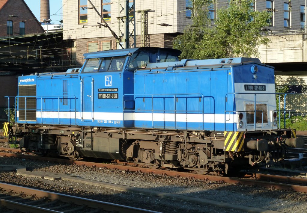 V100-SP-008 von Spitzke Logistik, geniet die ersten Sonnenstrahlen am Hamburg-Harburger Bf, 13.8.12