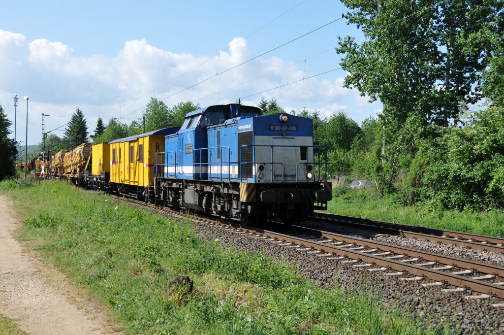 V100-SP-009 von Spitzke fhrt mit einem Bauzug durch Unkel in Richtung Kln. Aufgenommen am 13/05/2011.