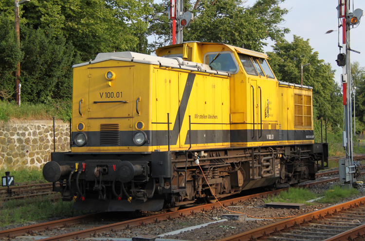 V100.01(202 481-8)abgestellt im Bahnhof Karow(Meckl)und wartet auf den nchsten Einsatz von Karow(Meckl)nach Meyenburg.(11.06.2011)