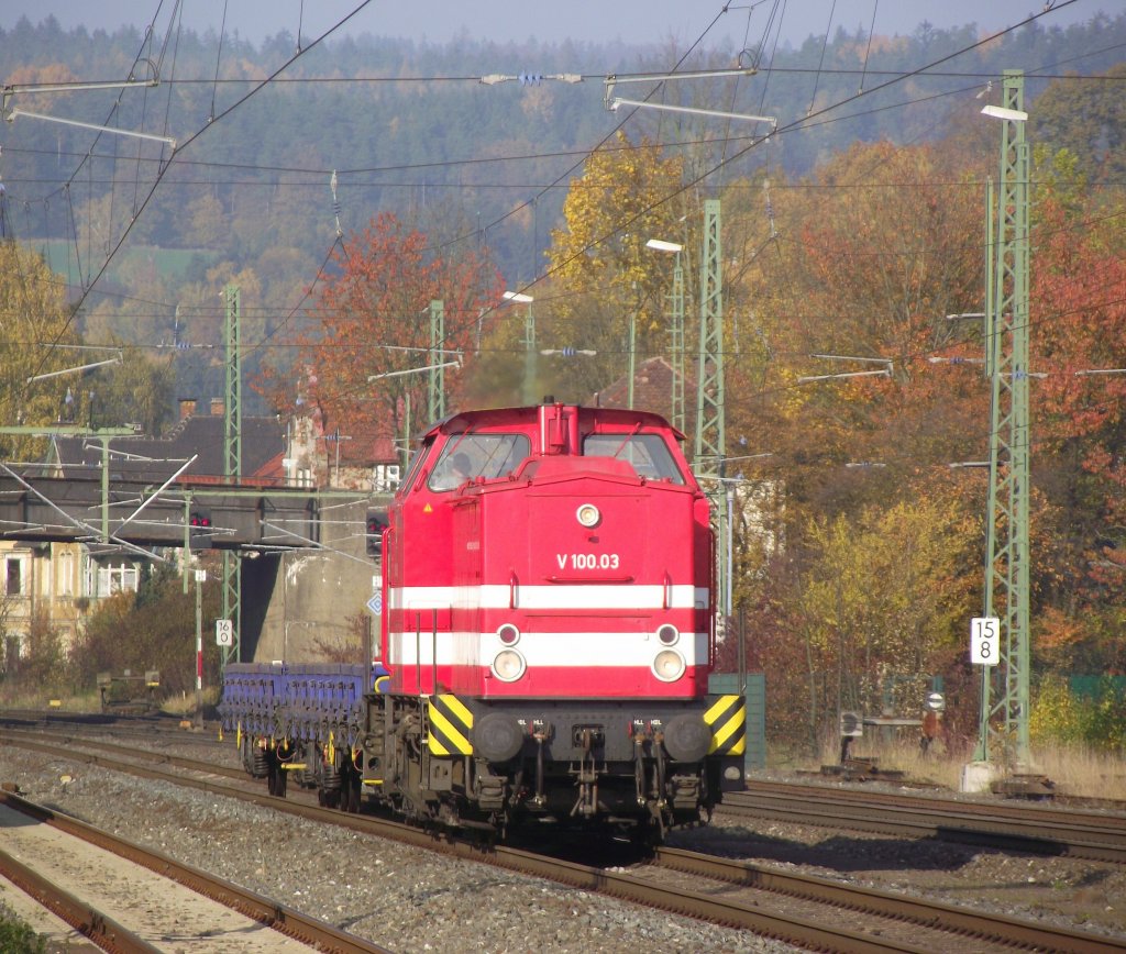 V100.03 der HGB zieht am 29. Oktober 2011 zwei Flachwagen durch Kronach.