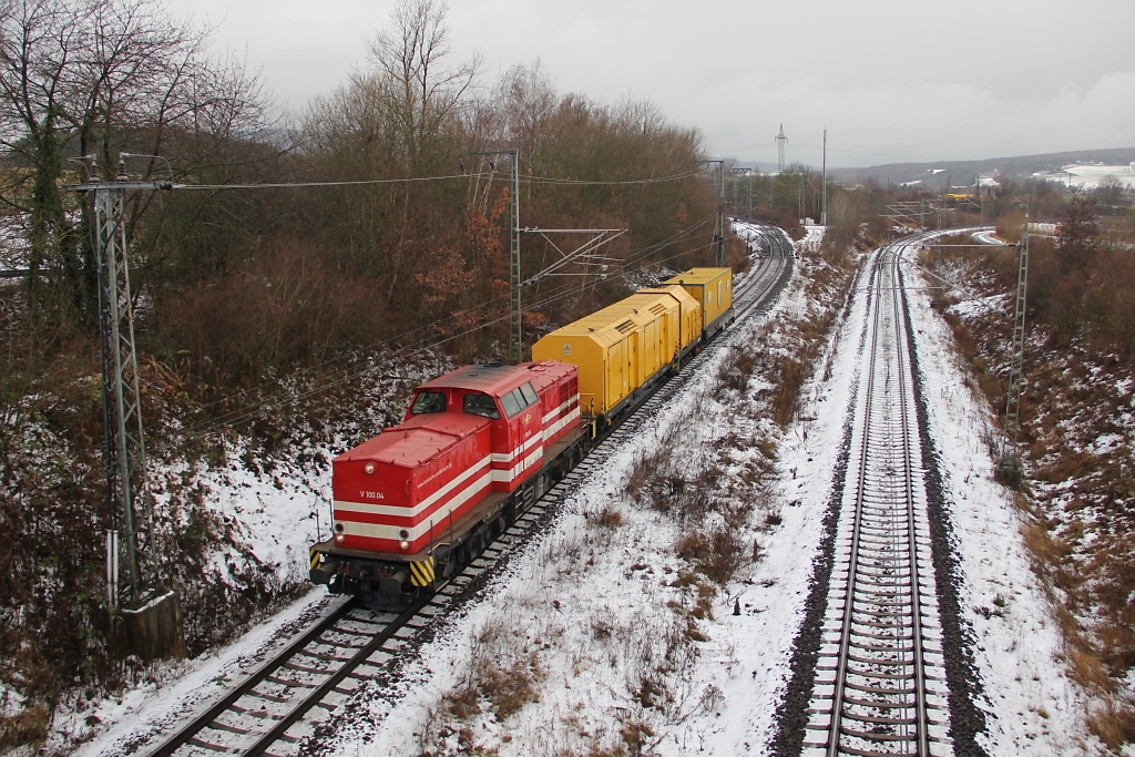 V100.04 der HGB mit etwas Bauzeugs in Fahrtrichtung Osten. Aufgenommen bei Eichenberg am 15.12.2012.