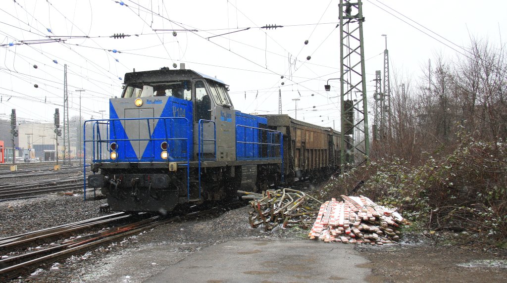 V104  Sally  von der Rurtalbahn fhrt mit einem Bleizug aus Antwerpen-Lillo(B) nach Stolberg-Hammer bei der Ausfahrt von Aachen-West und fhrt in Richtung Aachen-Hbf bei leichten Schneefall am Rosenmontag 11.2.2013. 