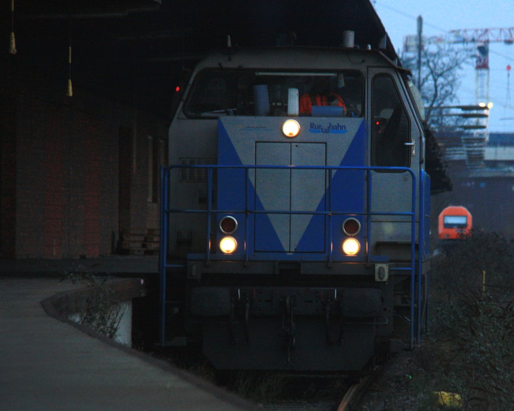 V104  Sally  von der Rurtalbahn steht mit Licht an an der Laderampe in Aachen-West in der Abendstimmung am 11.1.2013.