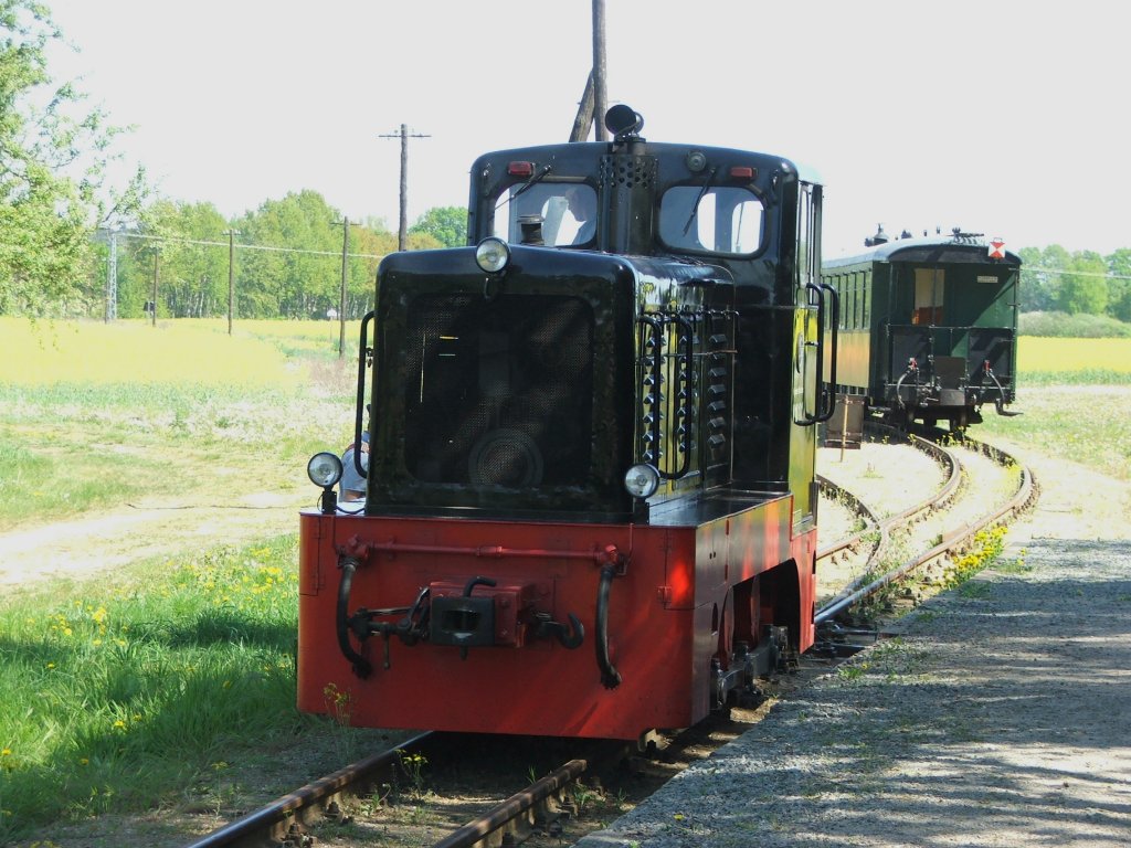 V10C-Diesellok beim Umsetzen im Bahnhof Lindenberg am 02.05.2009