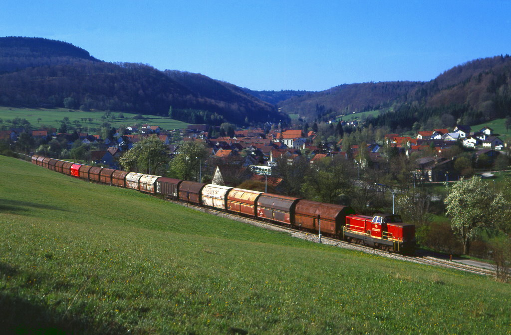 V122 der HZL rollt bei Starzeln die Burladinger Steige hinab, 02.05.1997, Dg 302.