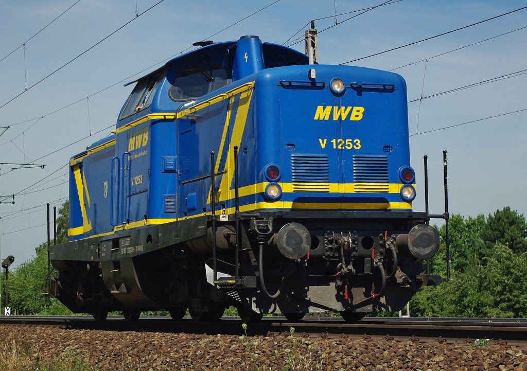 V1253 (212 285-1) der MWB fhrt Lz in Richtung Seelze. Aufgenommen am 20.07.2010 in Dedensen-Gmmer.