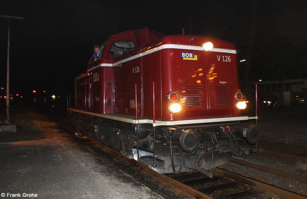 V126 der BOB 212 089-7 fhrt zum Bahnsteig, um einen Sonderzug nach Nrnberg ber Landshut - Regensburg zu bespannen, KBS 945 Salzburg - Landshut, fotografiert in Mhldorf am 13.03.2011