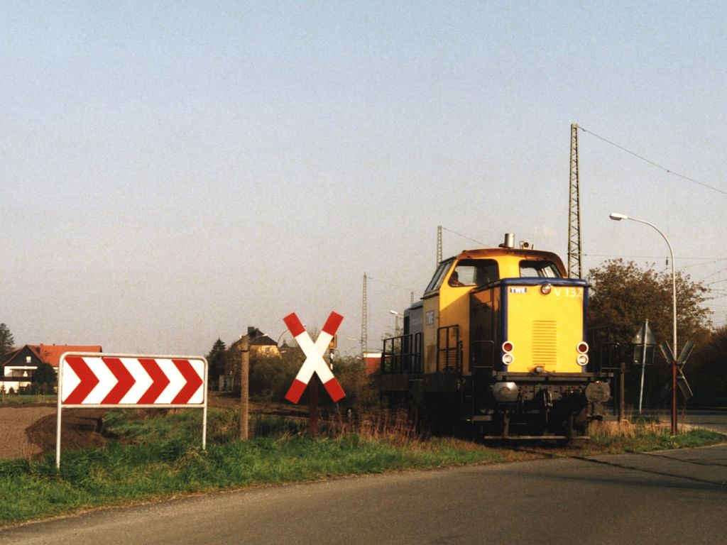 V132 (MaK 1968/1000256, Typ: G1300BB, 956 kW) der Teutoburger Wald-Eisenbahn AG als Lokzug zwischen Tecklenburg und Lengerich bei Lengerich am 23-4-2001. Bild und scan: Date Jan de Vries. 