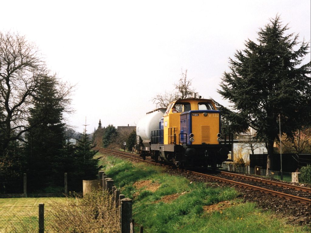 V132 der Teutoburger Wald-Eisenbahn AG mit bergabegterzug zwischen Tecklenburg und Lengerich bei Lengerich am 23-4-2001. Bild und scan: Date Jan de Vries. 