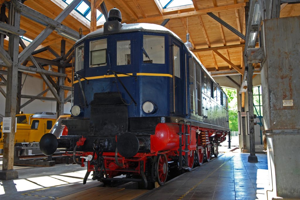 V140 001 in der Lokwelt Freilassing (ehemaliges Bw) am 13.05.2008 Erste hydraulische Großdiesellok Baujahr 1935.

Hersteller: Krauss-Maffei AG, München
Fabriknummer: 15528
Indienststellung: 11.12.1936
Erst-Bw: München
Betreibernr. z.Z.d. Aufnahme: V140 001
Radsatzfolge: 1'C1'
Vmax (km/h): 100
Leistung (kW): 1030 + 88 (Hilfdieselmotor f. Drucklufterzeugung)
Dienstmasse (t): 83
max. Radsatzfahrmasse (t): 17
LüP (mm): 14.400