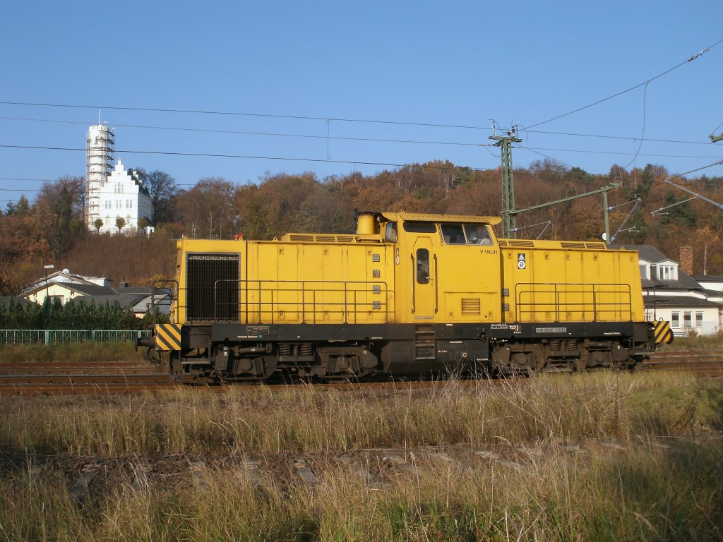 V150.01,am 12.November 2011,unterhalb vom Schlo auf dem Bahnhof in Lietzow.