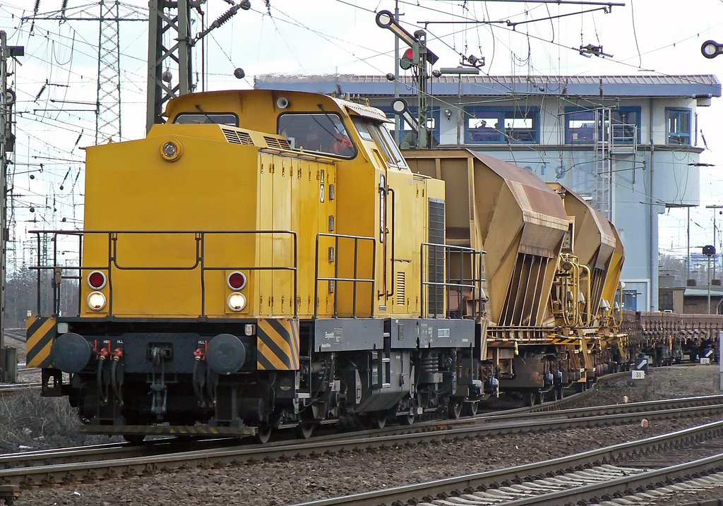 V150.02 verlsst Gremberg Gbf mit einem Schotterzug am 22.03.2010